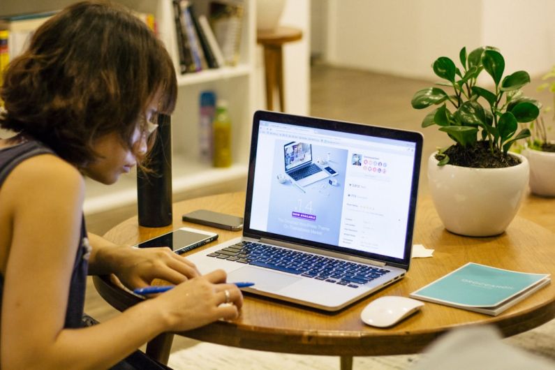 Smart Retail - woman browsing on her laptop